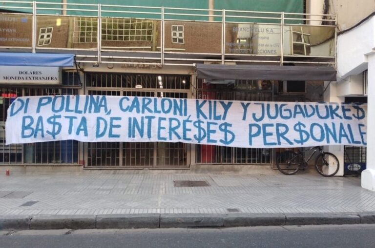 Mensaje. La bandera fue colgada en la sede céntrica de Rosario Central y da cuenta del clima enrarecido que existe por estas horas en el club. Gentileza.