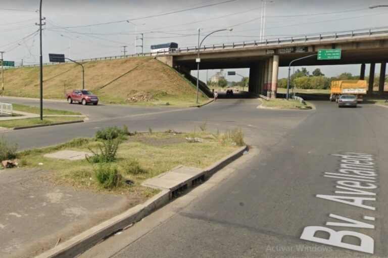 La víctima presentaba una profunda herida de arma blanca a la altura del tórax. Fue atacado en Avellaneda y Circunvalación para robarle la bicicleta en la que se desplazaba. Captura Google.