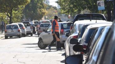 Con recorrer un poco la ciudad alcanza para ver que los cuidacoches están por todos lados