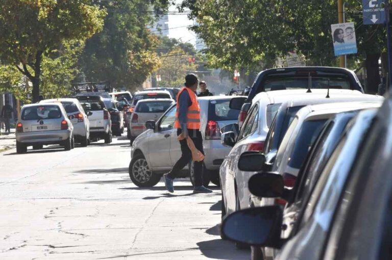 Con recorrer un poco la ciudad alcanza para ver que los cuidacoches están por todos lados