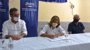 El programa tiene como objetivo fortalecer el trabajo de aquellas instituciones que realicen tareas de acción comunitaria y acompañamiento barrial. En la foto: Javkin