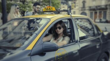 Maneja ella. Son muchas las personas que quieren ser conducidas a destino por una mujer. Gentileza.