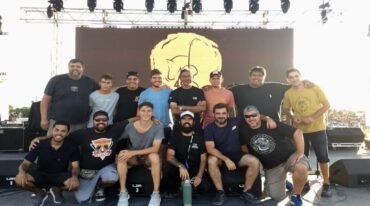 El equipo de LAR Sonido listo para recibir a Peteco Carabajal en Diamante.