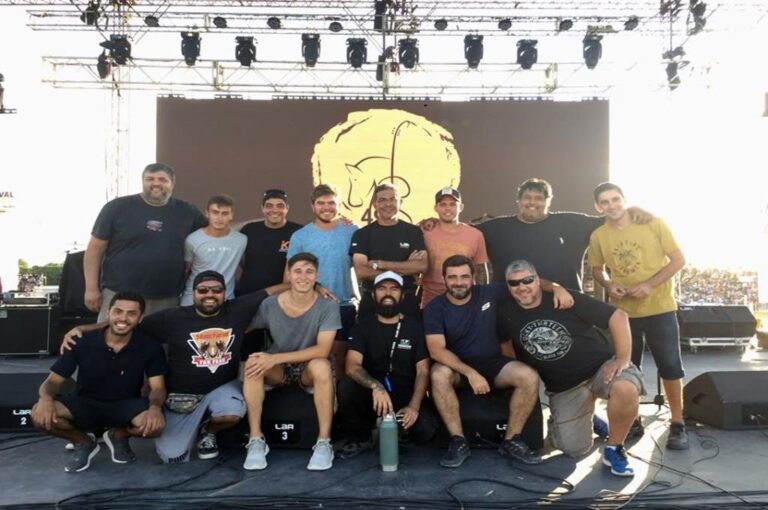 El equipo de LAR Sonido listo para recibir a Peteco Carabajal en Diamante.