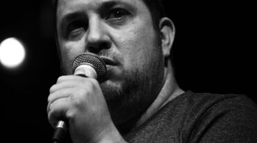 Un especialista: Tincho Zaragoza es humorista y un cultor del stan up. "Esta es la primera función de Stan up en un teatro rosarino después de más de diez meses y