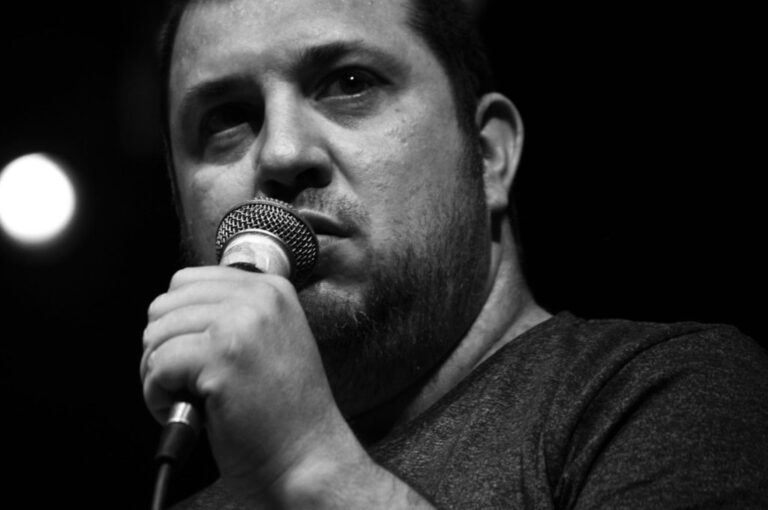 Un especialista: Tincho Zaragoza es humorista y un cultor del stan up. "Esta es la primera función de Stan up en un teatro rosarino después de más de diez meses y