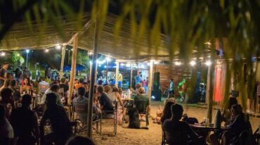 El parador de Playa Alta fue acondicionado por el municipio y cuando cae la tarde se puede disfrutar de la música en vivo. Gentileza Prensa Municipalidad de Victoria