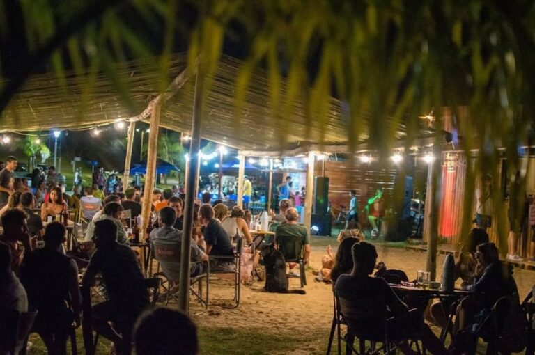 El parador de Playa Alta fue acondicionado por el municipio y cuando cae la tarde se puede disfrutar de la música en vivo. Gentileza Prensa Municipalidad de Victoria