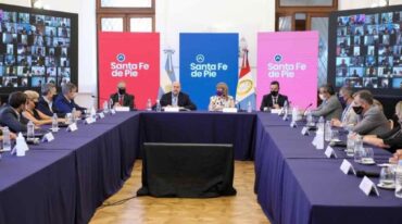 Perotti con sus ministros y secretarios más los intendentes y presidentes comunales que estuvieron en la reunión en forma presencial.     Gobierno de Santa Fe