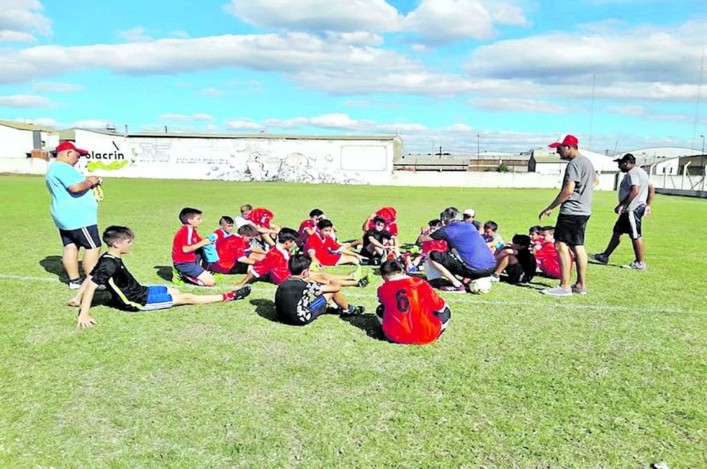 Captación de talentos que hizo Argentinos Junior hace un tiempo en el club Nébel.