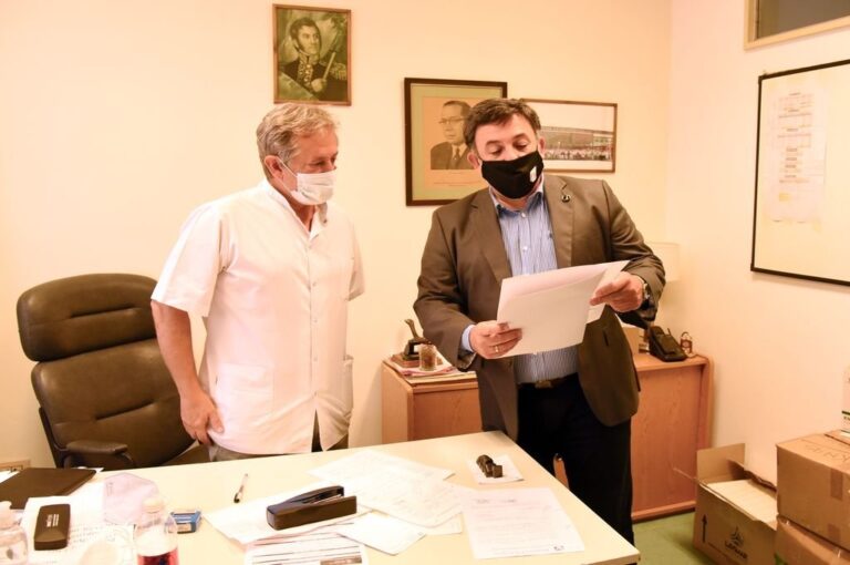 El intendente Martín Oliva entregando otro aporte.