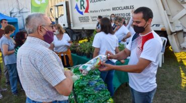 Carlos Troncoso recibiendo de un vecino una botella cargada de plástico de un solo uso. José Prinsich