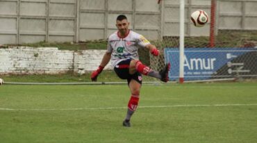 Gustavo Vergara atajó un penal que puede valerle la clasificación a Atlético Paraná. Prensa Atlético Paraná