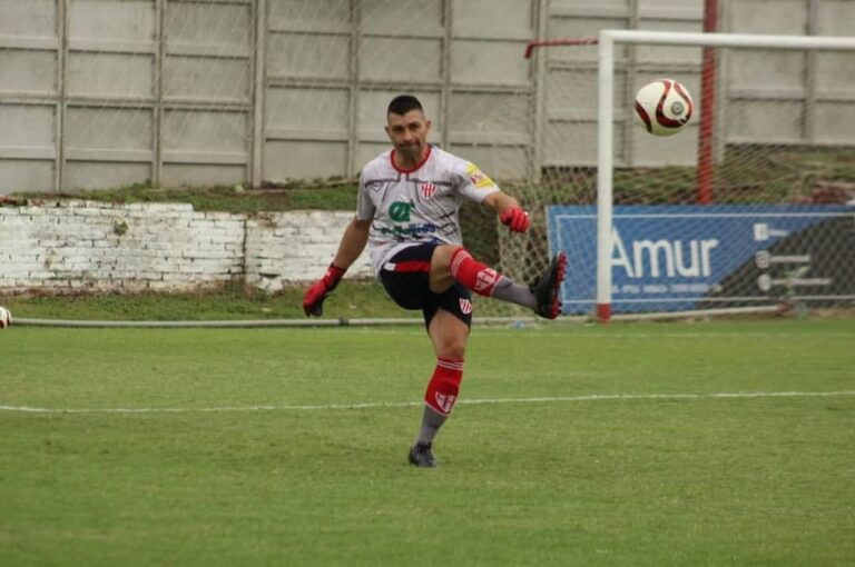 Gustavo Vergara atajó un penal que puede valerle la clasificación a Atlético Paraná. Prensa Atlético Paraná