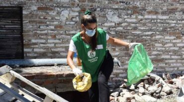 En plena acción. Una agente de promoción ambiental de las cuadrillas de higiene urbana retira un recipiente donde podría acumularse agua y