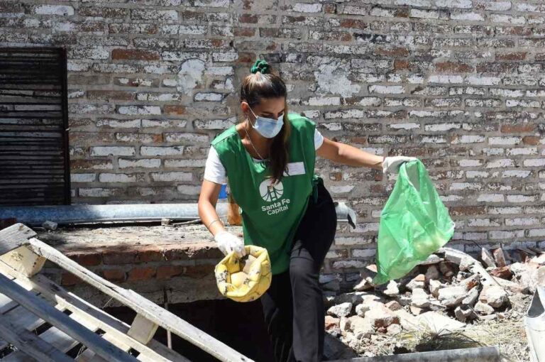 En plena acción. Una agente de promoción ambiental de las cuadrillas de higiene urbana retira un recipiente donde podría acumularse agua y