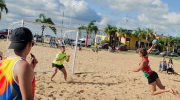 La rama femenina también dará el presente en el cronograma del beach handball en el complejo Playas del Thompson. Subsecretaría de Deportes de Paraná