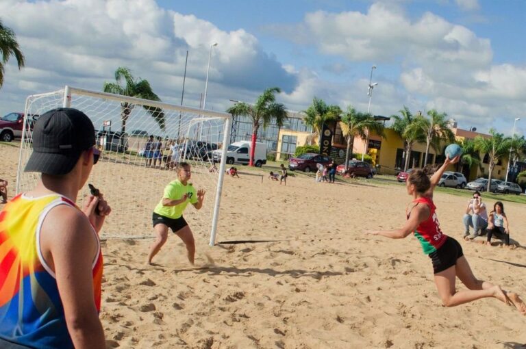 La rama femenina también dará el presente en el cronograma del beach handball en el complejo Playas del Thompson. Subsecretaría de Deportes de Paraná