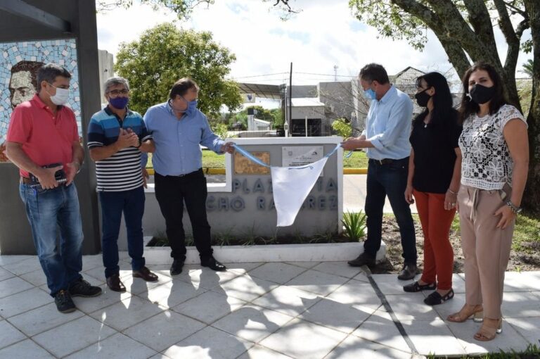 Autoridades en acto de inauguración de obras en Plazoleta Pancho Ramírez. Gentileza Gobierno de Chajarí