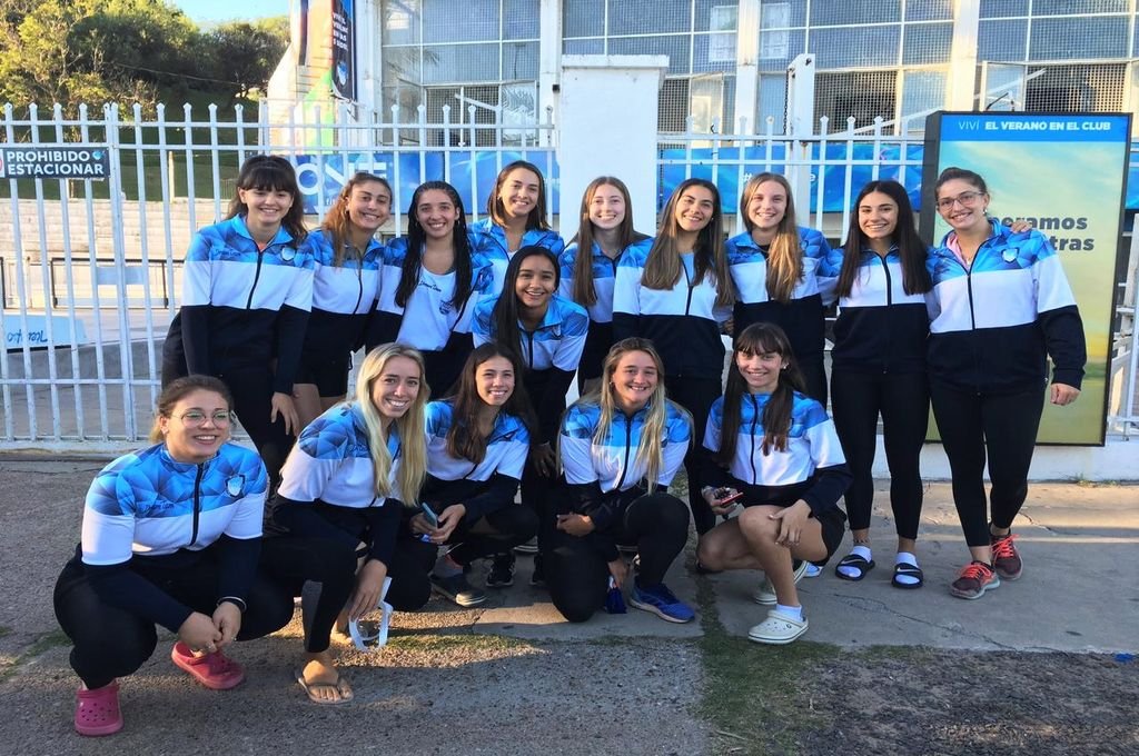 Las chicas del Paraná Rowing Club partieron felices y con ganas de jugar en la Liga Argentina Femenina (LAF) de vóleibol. Gentileza Subcomisión de Vóley Rowing
