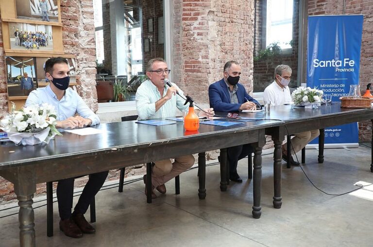 El ministro Costamagna presidió el encuentro que busca organizar y potenciar la fuerte presencia de cooperativas y mutuales en todo el territorio de la provincia.  Gentileza
