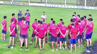 Sergio Chitero habla a sus dirigidos. El Checo debutará como técnico de Defensores de Pronunciamiento ante River. Gentileza prensa Depro
