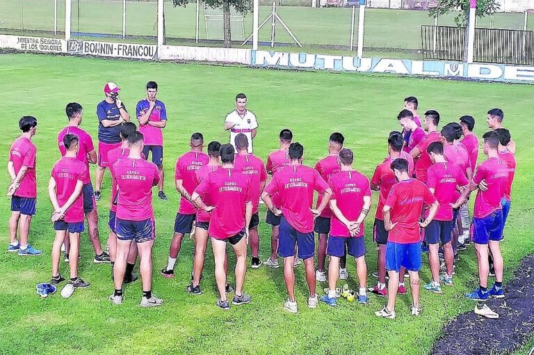 Sergio Chitero habla a sus dirigidos. El Checo debutará como técnico de Defensores de Pronunciamiento ante River. Gentileza prensa Depro