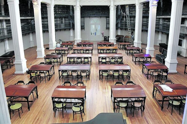 La Biblioteca Argentina Dr. Juan Álvarez es la más importante de la ciudad de Rosario y de la provincia de Santa Fe. Su colección cuenta con 200.000 libros que se pueden consultar en un catálogo on-line. Gentileza