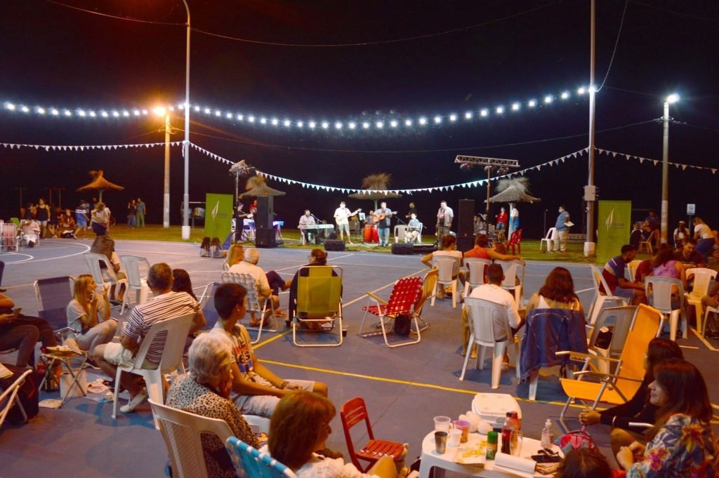 Más de 600 personas se acercaron para disfrutar de una noche festiva. Gentileza: prensa Comuna de Sauce Viejo.