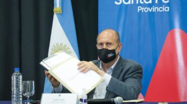 El mandatario provincial encabezó el acto de apertura de sobres con ofertas para la construcción de viviendas. Gobierno de la Provincia
