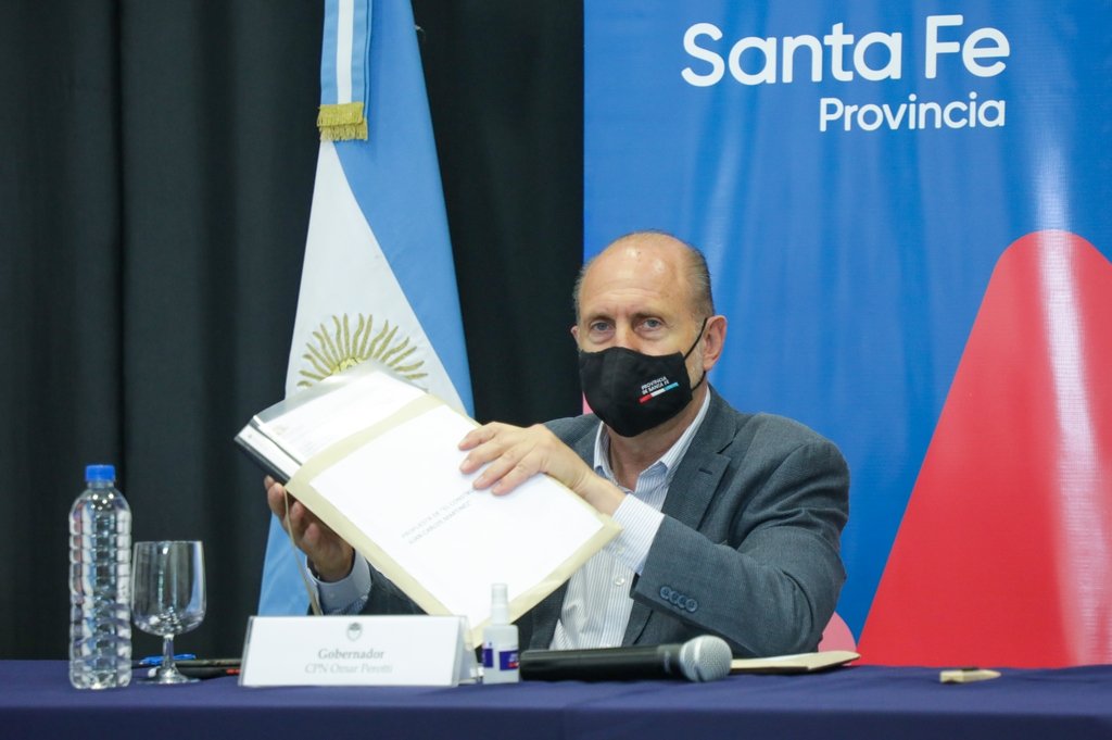 El mandatario provincial encabezó el acto de apertura de sobres con ofertas para la construcción de viviendas. Gobierno de la Provincia