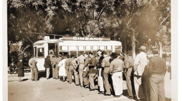 Fila para tomar el tranvía en Puerto Nuevo