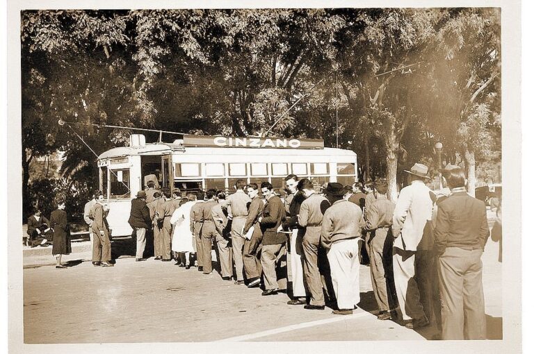 Fila para tomar el tranvía en Puerto Nuevo