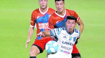 Duarte marca al delantero de San Telmo en la final por el ascenso. 'Quiero seguir creciendo futbolísticamente y que mi carrera vaya en ascenso'