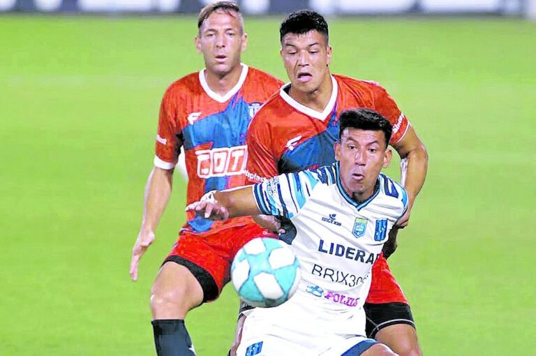 Duarte marca al delantero de San Telmo en la final por el ascenso. 'Quiero seguir creciendo futbolísticamente y que mi carrera vaya en ascenso'