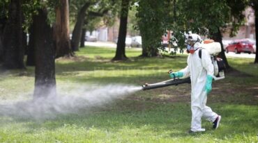 Operarios municipales en plena tarea de fumigación.  Pablo Aguirre