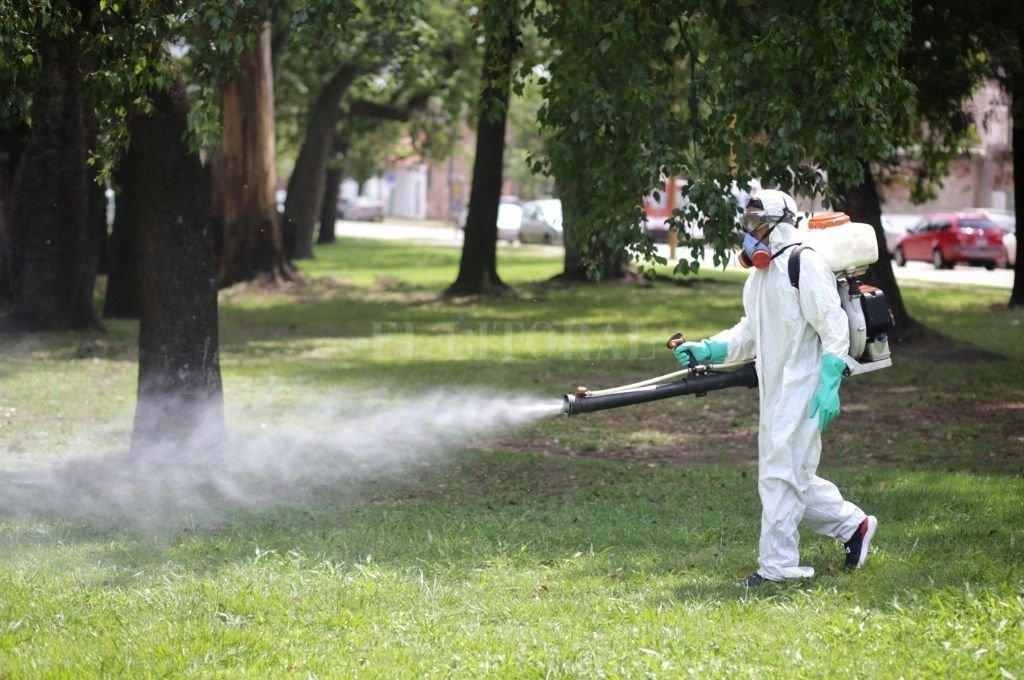 Operarios municipales en plena tarea de fumigación.  Pablo Aguirre