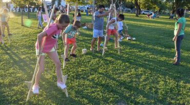 Entre las novedades se destacó el taller de zancos.