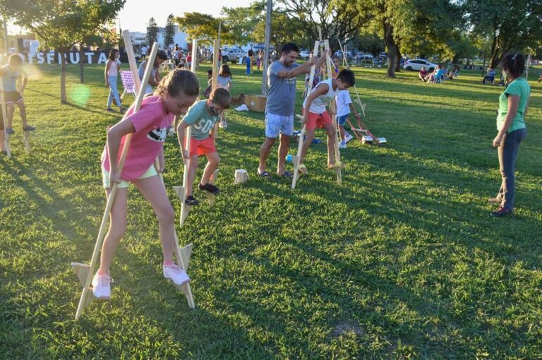 Entre las novedades se destacó el taller de zancos.