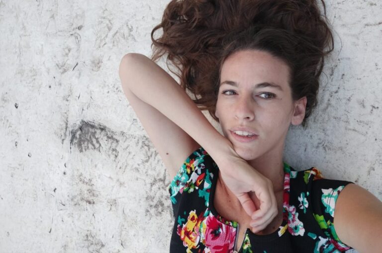 Cecilia de Michele es entrerriana pero reside en Rosario y desde allí nos presenta este poemario de singular registro. Gentileza.