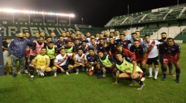 Todos juntos para el recuerdo: jugadores de Depro junto a los de River después del partido.  Gentileza