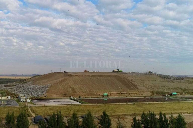 Los residuos generados en Santo Tomé terminan en la montaña de basura del relleno sanitario.  Fernando Nicola