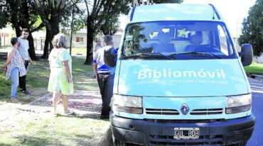 El Bibliomóvil estacionó el jueves pasado en la plaza Alemania