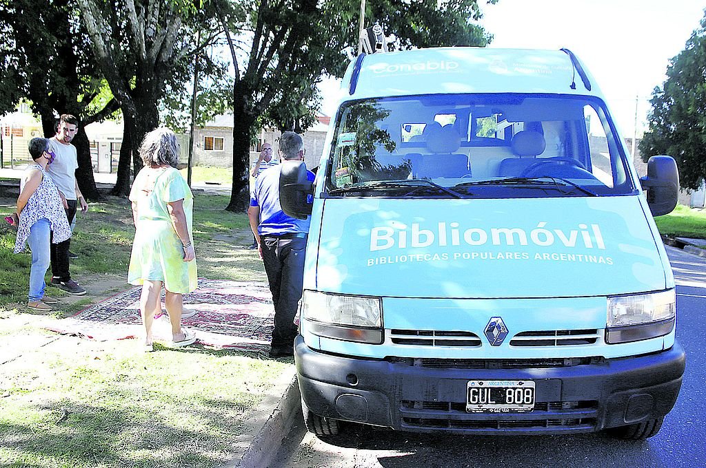 El Bibliomóvil estacionó el jueves pasado en la plaza Alemania
