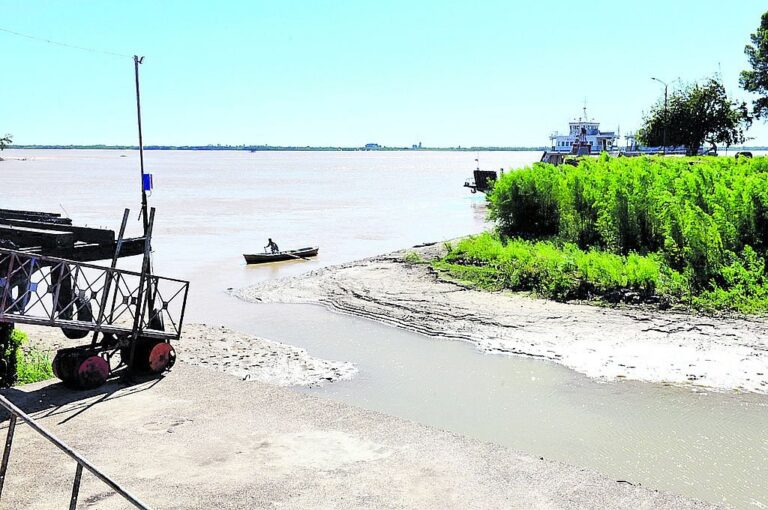 El Paraná tuvo un marcado descenso que dejó inhabilitados los ingresos en el dique del Puerto Nuevo.