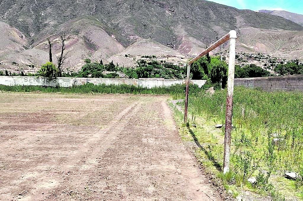 El estado actual del campo de deportes utilizado por el plantel de Carlos Bilardo para entrenar. Estuvo abandonada pero ahora se observan trabajos.