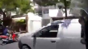 La cinematográfica persecución fue registrada por la cámara que portaba uno de los policías. La grabación se hizo viral.    Captura digital