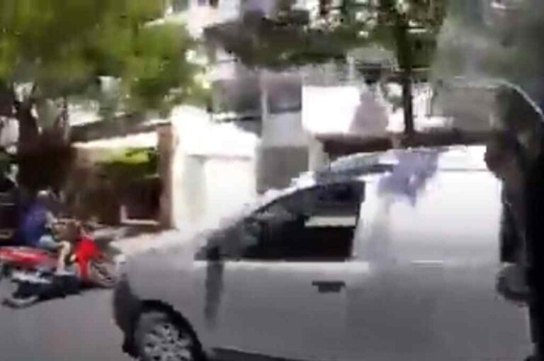 La cinematográfica persecución fue registrada por la cámara que portaba uno de los policías. La grabación se hizo viral.    Captura digital