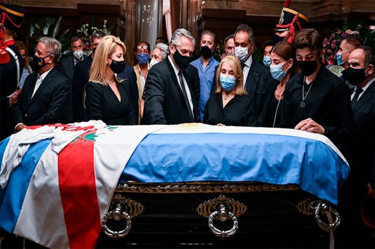 El velatorio del expresidente Carlos Menem se realiza en el Salón Azul del Senado de la Nación.