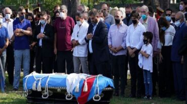 Los restos del exmandatario fueron sepultados junto a los de su hijo Carlos Menem Jr.